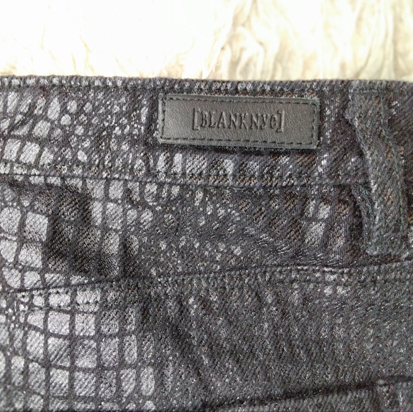 New Blank NYC Python Raw Hem Coated Denim A-line Mini Skirt Size 26 - Picture 7 of 12